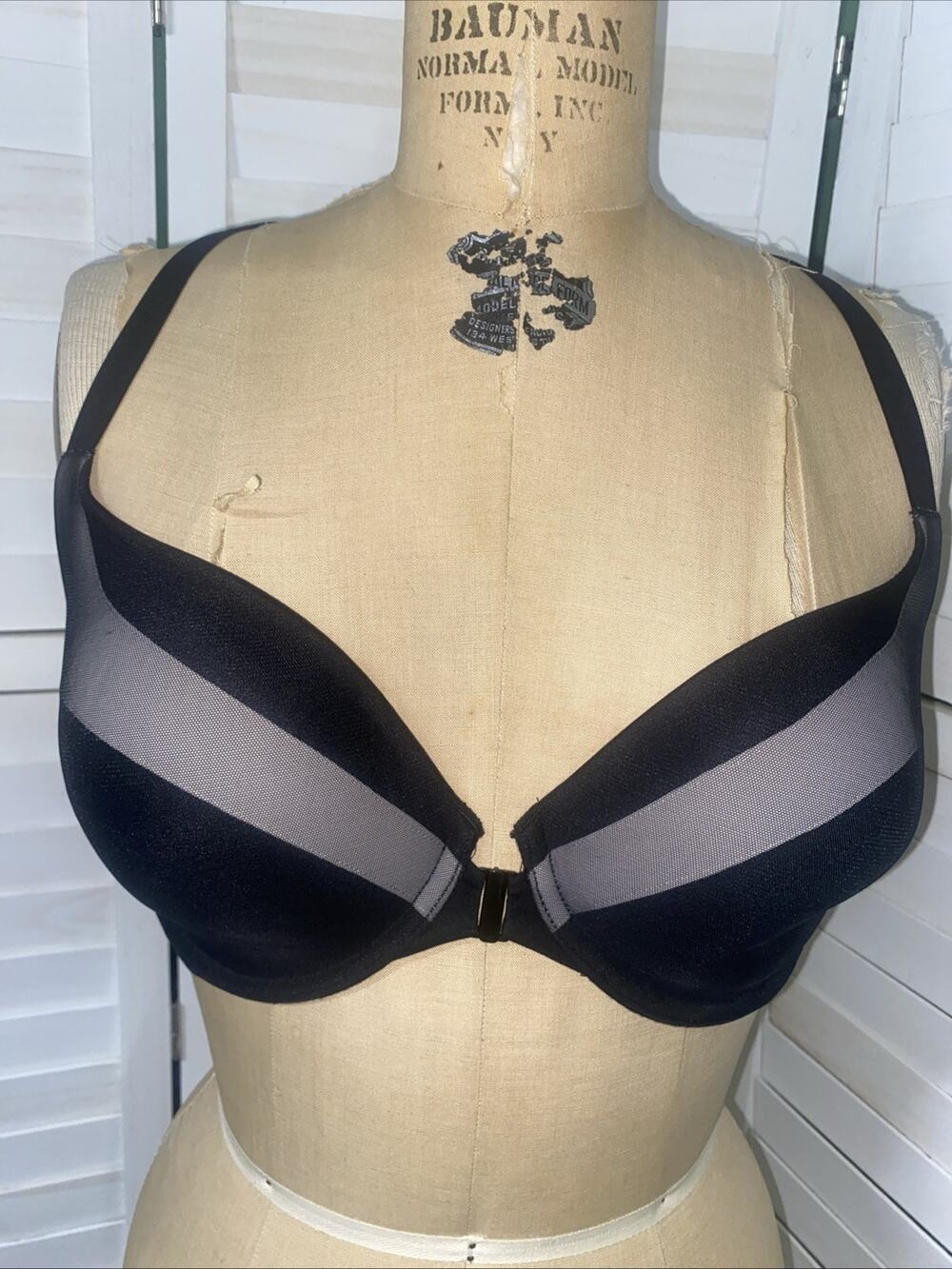 Victoria's Secret Body By Victoria Black Racerback Bra Mesh 34DDD Front Close